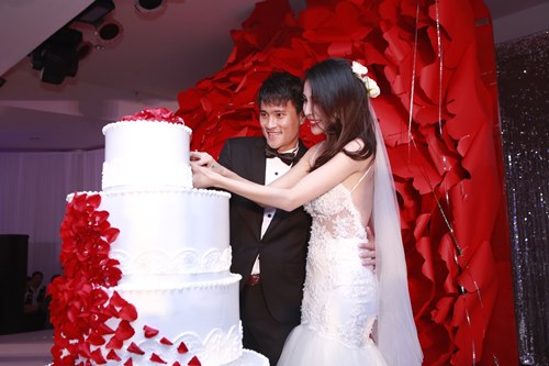 Công Vinh hôn Thủy Tiên say đắm tại lễ cưới đêm - 10