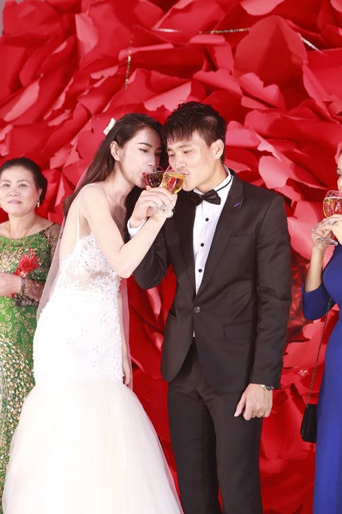 Công Vinh hôn Thủy Tiên say đắm tại lễ cưới đêm - 12