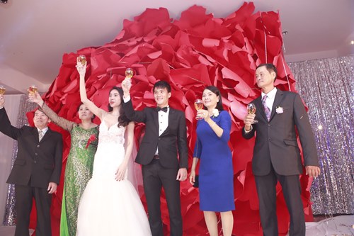 Công Vinh hôn Thủy Tiên say đắm tại lễ cưới đêm - 13