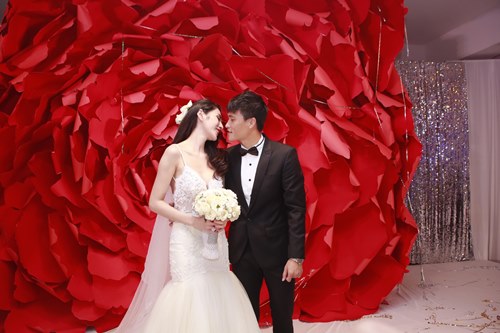 Công Vinh hôn Thủy Tiên say đắm tại lễ cưới đêm - 15