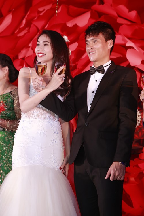 Công Vinh hôn Thủy Tiên say đắm tại lễ cưới đêm - 11