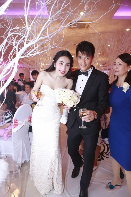 Công Vinh hôn Thủy Tiên say đắm tại lễ cưới đêm - 7