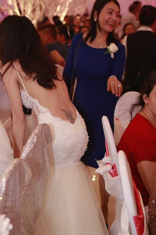 Công Vinh hôn Thủy Tiên say đắm tại lễ cưới đêm - 2