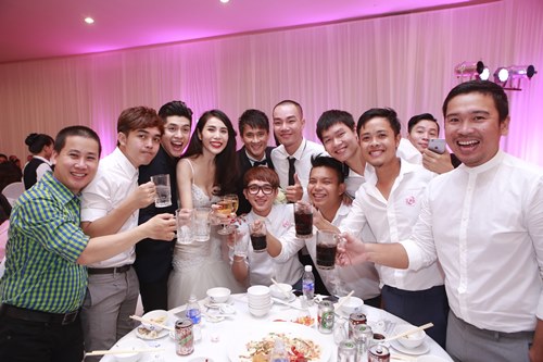 Công Vinh hôn Thủy Tiên say đắm tại lễ cưới đêm - 3