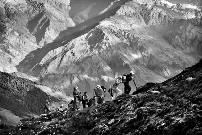   

Bước chân hành hương lên hồ Gosaikunda nằm ở độ cao 14.370ft (4380m) trên dãy Himalya, Latang, Nepal.

Ảnh: Timothy Allen/TPOTY , Anh Quốc

Giải thưởng hạng mục  'Ảnh tinh thần phiêu lưu - Spirit of Adventure' cho thể loại ảnh đơn xuất sắc nhất.
