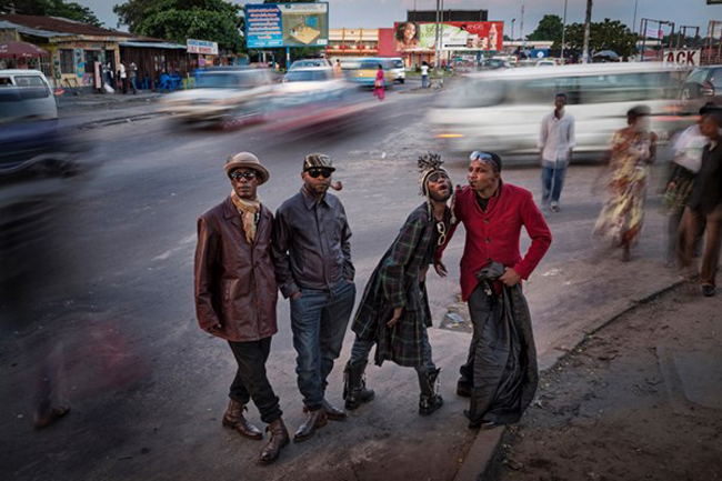 "Les Sapeurs", Kinshasa, cộng hòa dân chủ Congo.

Ảnh: Johnny Haglund/TPOTY, Na Uy

Giải thưởng danh dự hạng mục "Một khoảnh khắc - One moment"&nbsp;
