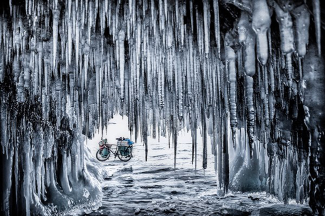 800km hành trình bằng xe đạp đi qua hồ Baikal, đảo Ogoy của nước Nga.

Ảnh: Jakub Rybicki/TPOTY, Ba Lan

Giải thưởng ảnh đơn xuất sắc nhất tại hạng mục 'Ảnh về đất, không khí, lửa, nước'
