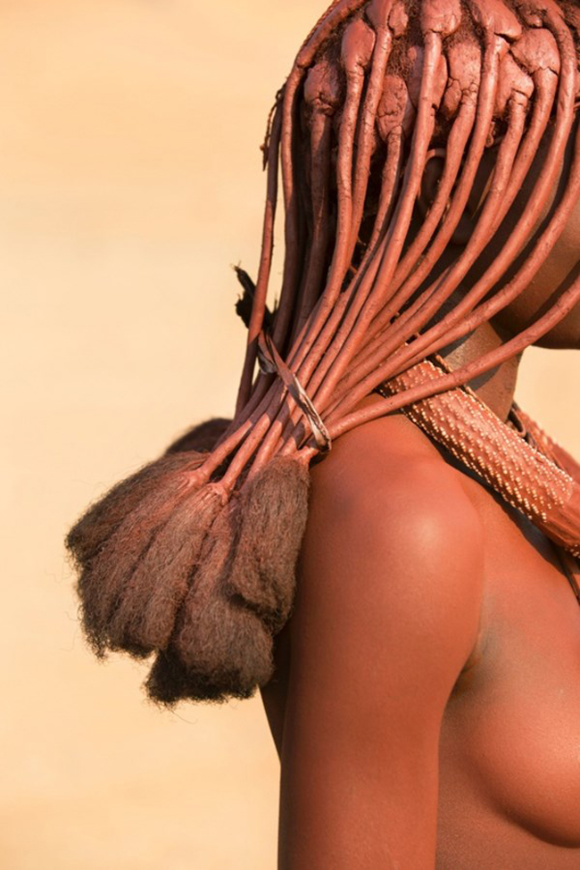 Mái tóc của người phụ nữ bộ tộc Himba, tây bắc Namibia.

Ảnh: Philip Lee Harvey/TPOTY, Anh Quốc.

Giải thưởng cao nhất của TPOTY 2014. 
