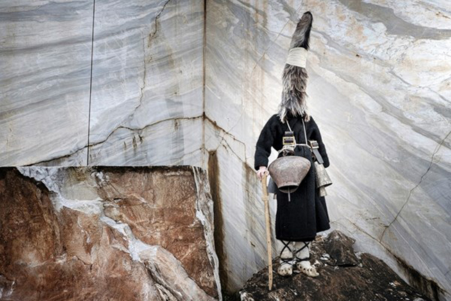 Một nghi lễ ngoại đạo cổ của những người khiêng chuông tại làng Nikisiana, Kavala, Hy Lạp

Ảnh: Niko Vavdinoudis/TPOTY, Hy Lạp

Giải nhì hạng mục 'Ảnh Các dân tộc - Tribes 


