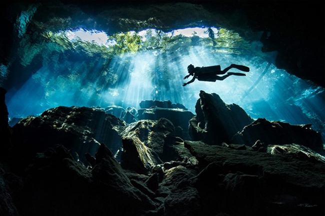 Lặn trong lòng hang Kukulkan Cenote, Riveria Maya, Mexico

Ảnh: Terry Steeley/TPOTY, Anh Quốc

Giải nhì hạng mục 'Ảnh tinh thần phiêu lưu - Spirit of Adventure'
