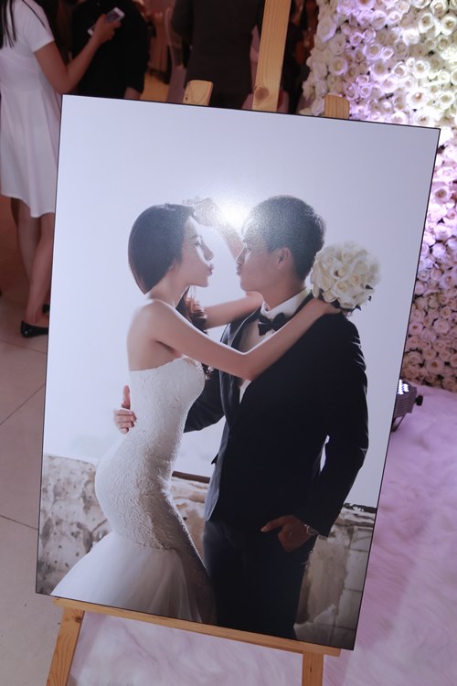 Công Vinh hôn Thủy Tiên say đắm tại lễ cưới đêm - 9