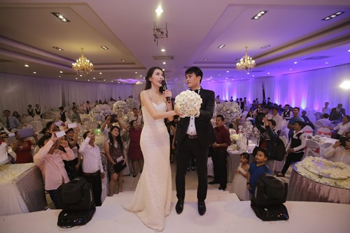 Công Vinh hôn Thủy Tiên say đắm tại lễ cưới đêm - 3