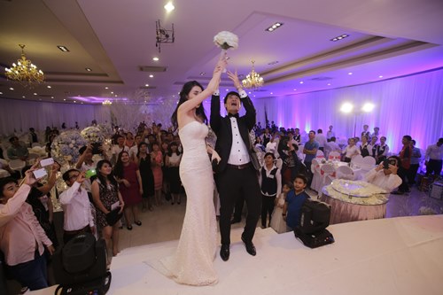 Công Vinh hôn Thủy Tiên say đắm tại lễ cưới đêm - 4