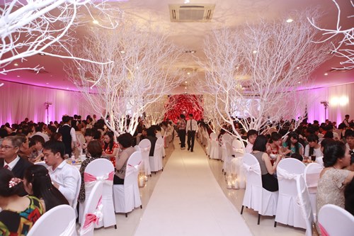 Công Vinh hôn Thủy Tiên say đắm tại lễ cưới đêm - 13