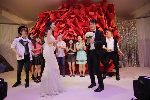 Công Vinh hôn Thủy Tiên say đắm tại lễ cưới đêm - 2