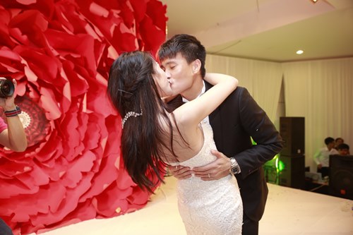 Công Vinh hôn Thủy Tiên say đắm tại lễ cưới đêm - 6