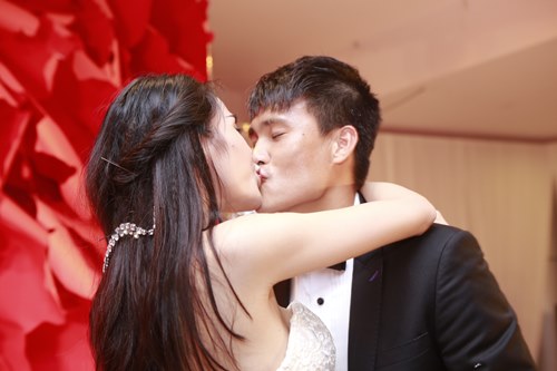 Công Vinh hôn Thủy Tiên say đắm tại lễ cưới đêm - 5