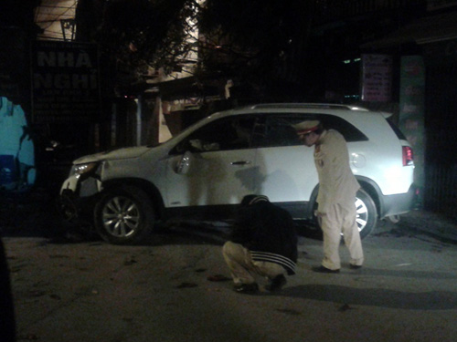 Hà Nội: “Xế hộp” đâm thủng tường nhà văn hóa trong đêm - 5