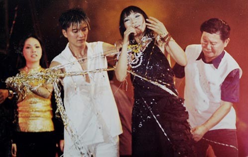 Tình bạn sớm nắng chiều mưa của ca sĩ Việt - 3