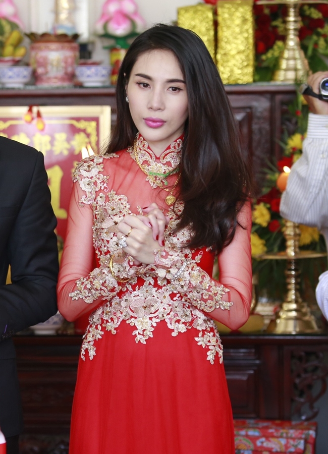 Trong buổi lễ Gia tiên tại nhà riêng ở Rạch Giá, Kiên Giang, Thủy Tiên nền nã trong bộ áo dài đỏ của NTK Minh Châu.


