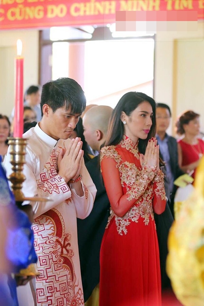 Chiếc áo dài của Thủy Tiên có giá 40 triệu đồng. Áo dài của Công Vinh cũng được Minh Châu thiết kế.
