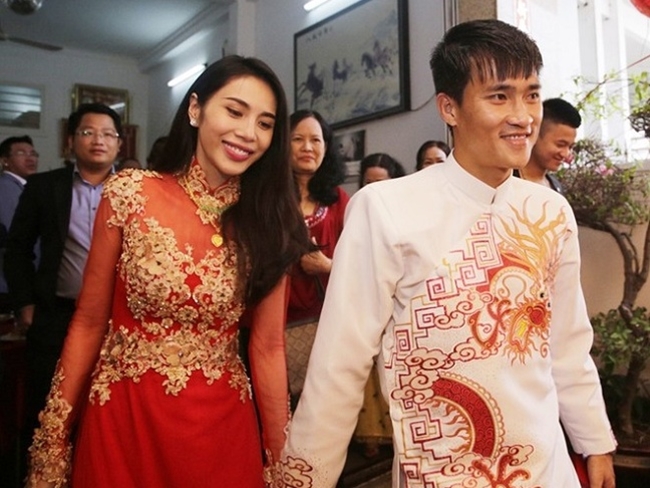 Chiếc áo dài của Thủy Tiên sử dụng chất liệu voan mềm với những họa tiết hoa 3D vàng tạo điểm nhấn cho màu đỏ chủ đạo.
