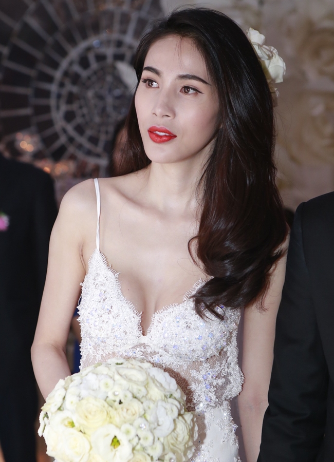Thủy Tiên khoe vòng một gợi cảm trong bộ váy cưới.
