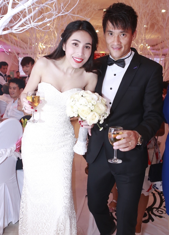 Bộ váy thứ 3 ôm sát người khoe vóc dáng mảnh mai của nữ ca sĩ.
