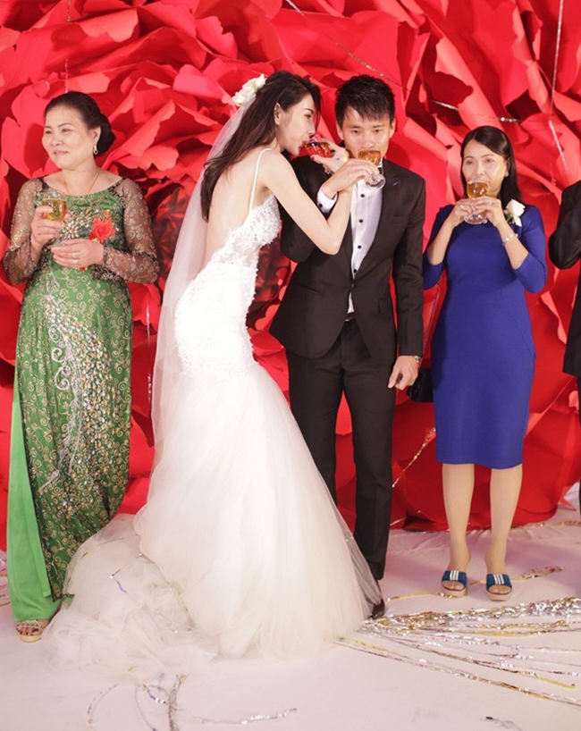 Chiếc váy thứ hai Thủy Tiên diện được thiết kế đặc biệt khoe vẻ gợi cảm của nữ ca sĩ.
