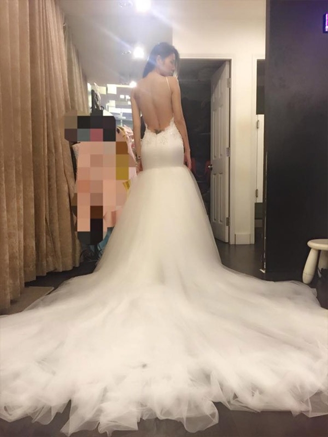 Bộ váy này của Thủy Tiên được kết toàn bộ bằng đá&nbsp;swarovski cao cấp. Được biết, bộ váy cưới này có giá gần nửa tỷ.

