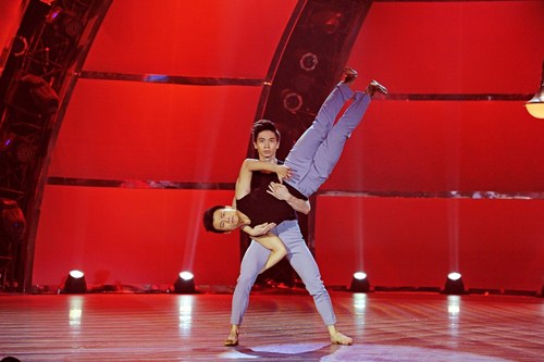 /Uploaded/phamhuuthanh/2014_12_28/ZMVC1419751311-duc-tien---son-lam--3-.jpg Cặp đôi vũ công ứng viên vô địch được ví như Chí Phèo, Thị Nở - 7