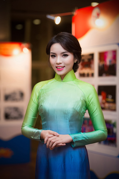 Hoa hậu Kỳ Duyên nhí nhảnh bên chân dài Thanh Hằng - 1