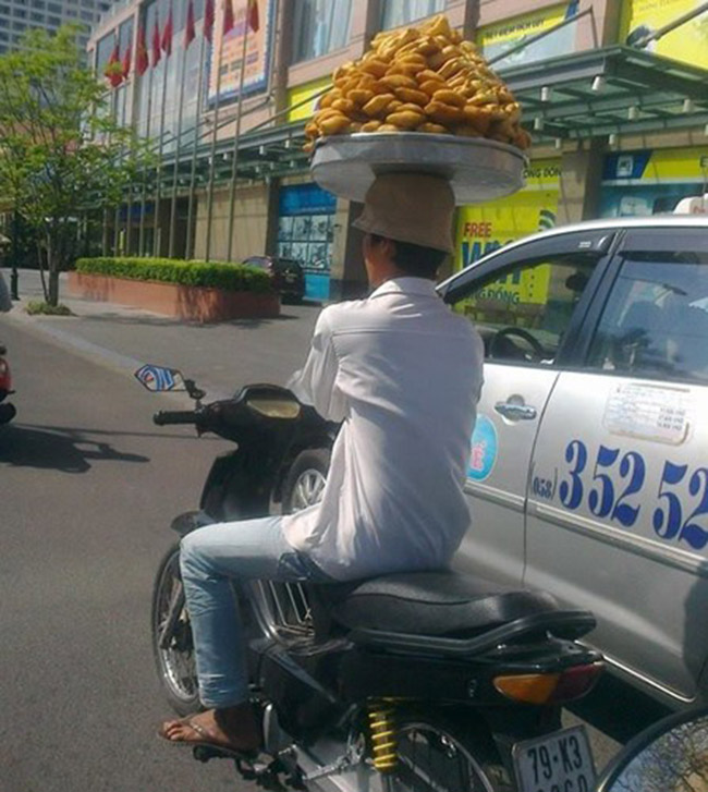 Thanh niên trổ tài "làm xiếc" trên đường.
