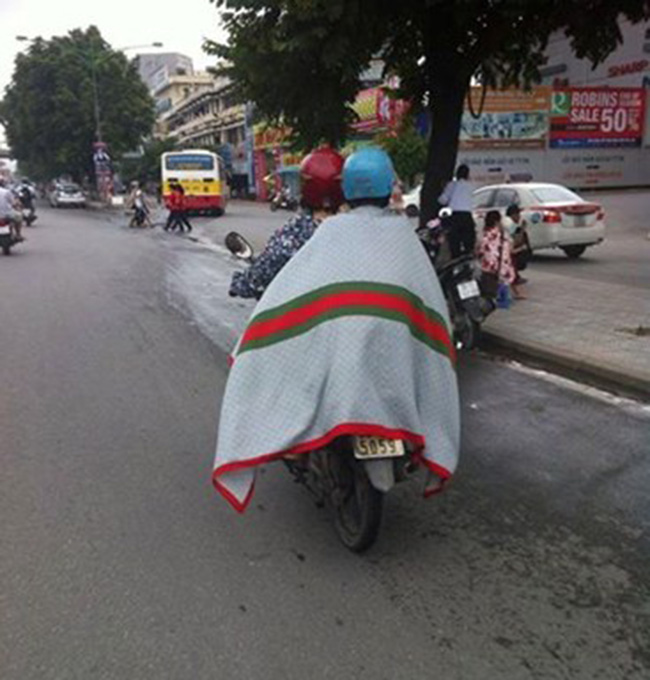 Vị "anh hùng" khoác "áo choàng" ra phố
