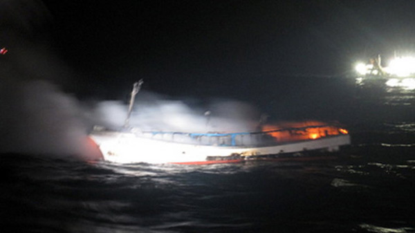 Tàu cá Hàn Quốc bốc cháy, 2 thuyền viên người Việt mất tích - 1