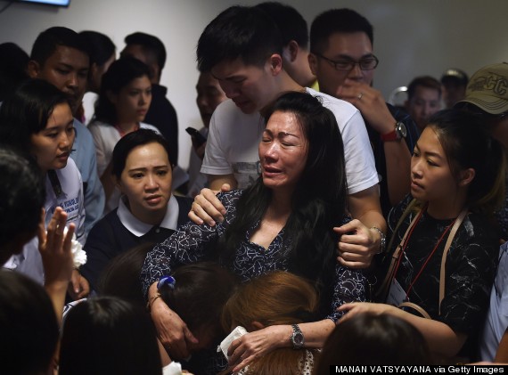 Thân nhân hành khách QZ8501 khóc ngất trong nỗi đau tột cùng - 1