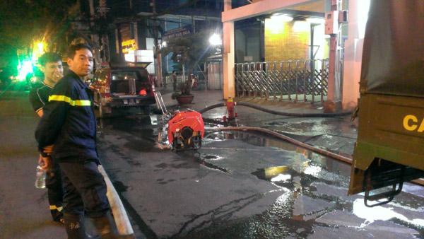 TP.HCM: 8 căn nhà cháy trơ khung sắt - 7