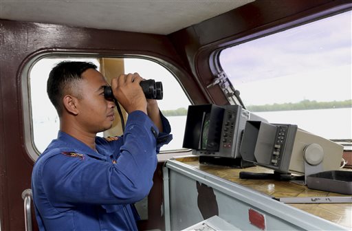 Dùng tàu lặn tìm kiếm nạn nhân máy bay QZ8501 dưới nước - 1