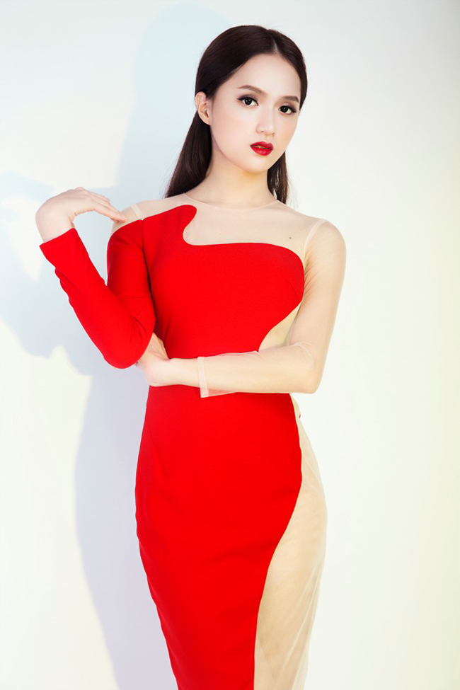 Nữ ca sĩ chuyển giới Hương Giang nổi lên từ cuộc thi Vietnam Idol.
