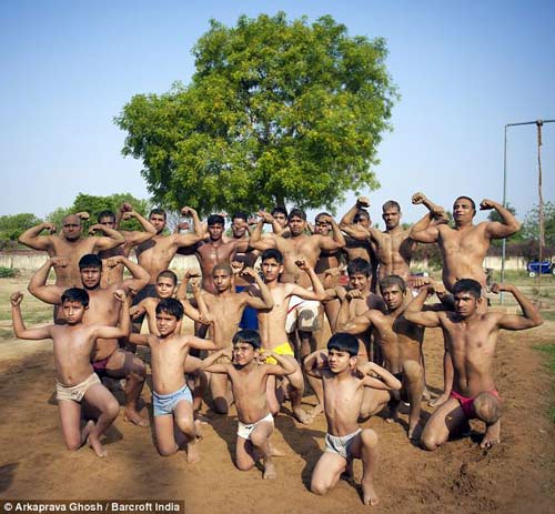 Kỳ lạ: Ngôi làng 90% đàn ông có cơ bắp như lực sĩ - 1