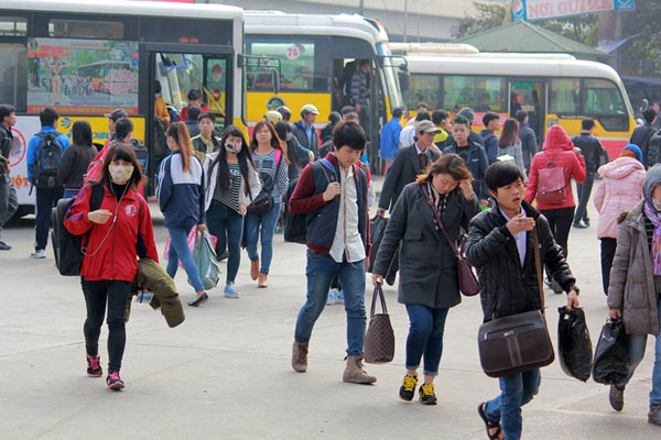 Chùm ảnh: Người dân hối hả đón xe về quê nghỉ Tết Dương lịch - 1