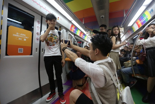 Xôn xao màn cầu hôn trên tàu điện ngầm của cặp đôi đồng tính nam - 1