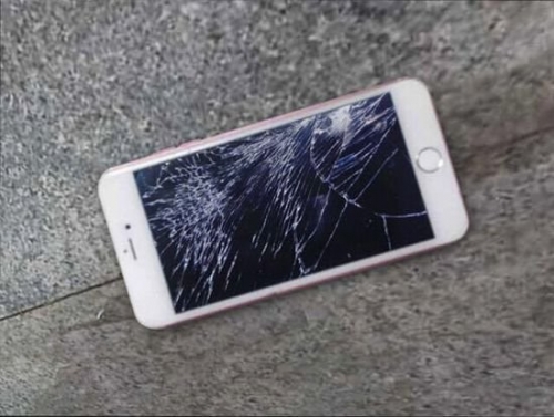 Cô gái đập nát iPhone 6S chỉ vì giận bạn trai - 2