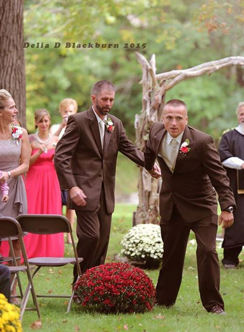 Bố đẻ và bố dượng nắm tay trong ngày cưới con gái - 3