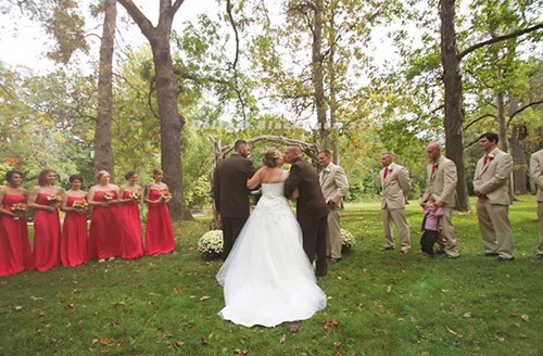 Bố đẻ và bố dượng nắm tay trong ngày cưới con gái - 2