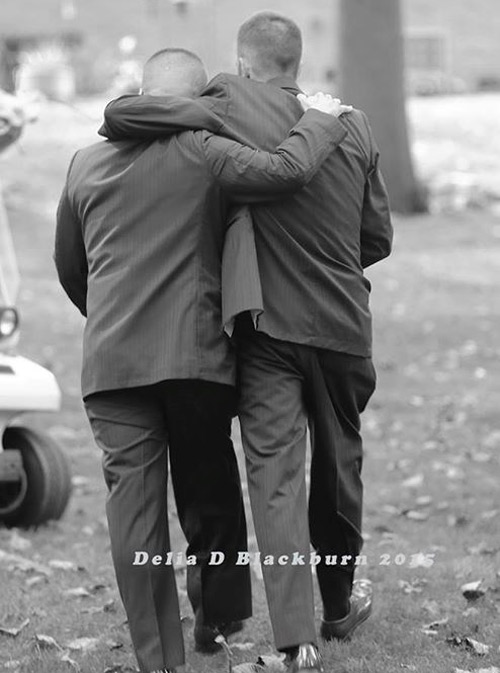 Bố đẻ và bố dượng nắm tay trong ngày cưới con gái - 4