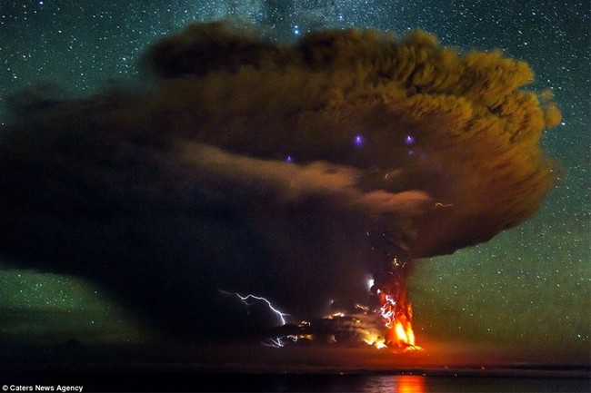 Tháng 4 vừa qua, ngọn núi lửa Calbuco nằm ở phía Nam Chile phun trào đã tạo nên một khung cảnh tuyệt đẹp với hình ảnh đám tro bụi bay vào không khí.