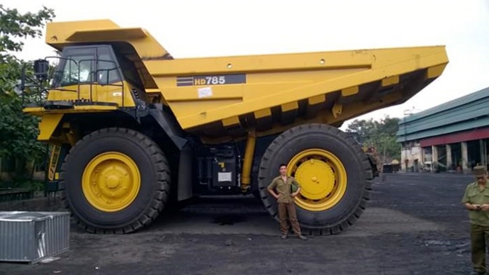 Xe tải khổng lồ giá 20 tỷ đồng xôn xao đất mỏ - 1