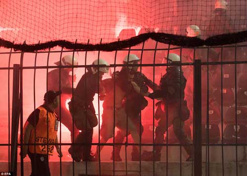 Cảnh sát Hy Lạp thẳng tay trấn áp CĐV Dortmund - 1