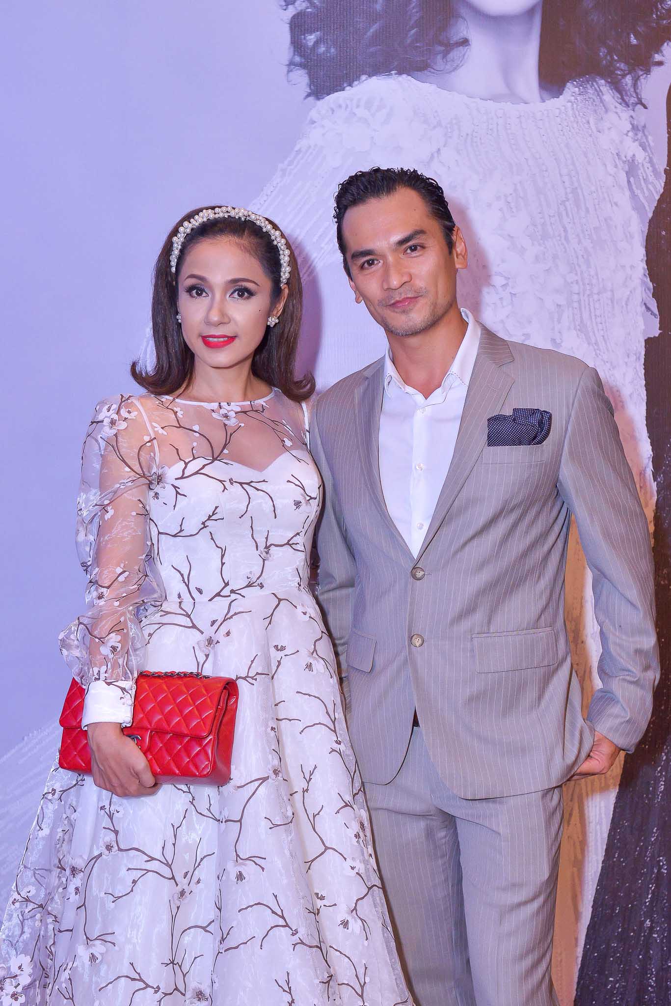 Phương Trinh, Chi Pu diện váy xuyên thấu trên thảm đỏ - 10